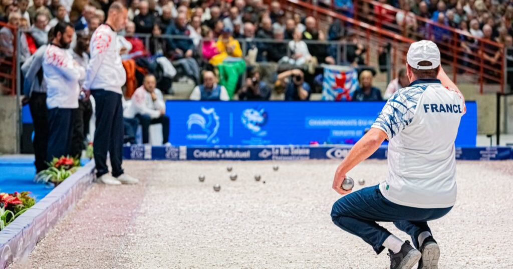 En France, tenue correcte exigée pour jouer à la pétanque