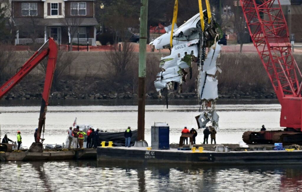 Les premiers éléments de l’avion repêchés et 55 victimes identifiées