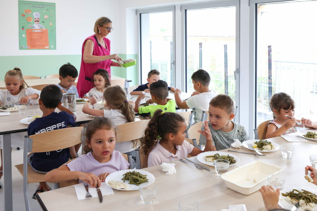 Les chiffres au fond des verres amusent les enfants à la cantine, ils ont pourtant une utilité bien précise