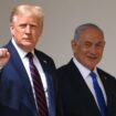 Le président américain Donald Trump arrive avec le Premier ministre israélien Benyamin Netanyahou (à droite), avant que le ministre des Affaires étrangères de Bahreïn Abdullatif al-Zayani et le ministre des Affaires étrangères Abdullah bin Zayed Al-Nahyan ne participent à la signature des accords d'Abraham où les pays de Bahreïn et des Émirats arabes unis reconnaissent Israël, sur la pelouse sud de la Maison Blanche à Washington, DC, le 15 septembre 2020.