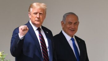 Le président américain Donald Trump arrive avec le Premier ministre israélien Benyamin Netanyahou (à droite), avant que le ministre des Affaires étrangères de Bahreïn Abdullatif al-Zayani et le ministre des Affaires étrangères Abdullah bin Zayed Al-Nahyan ne participent à la signature des accords d'Abraham où les pays de Bahreïn et des Émirats arabes unis reconnaissent Israël, sur la pelouse sud de la Maison Blanche à Washington, DC, le 15 septembre 2020.