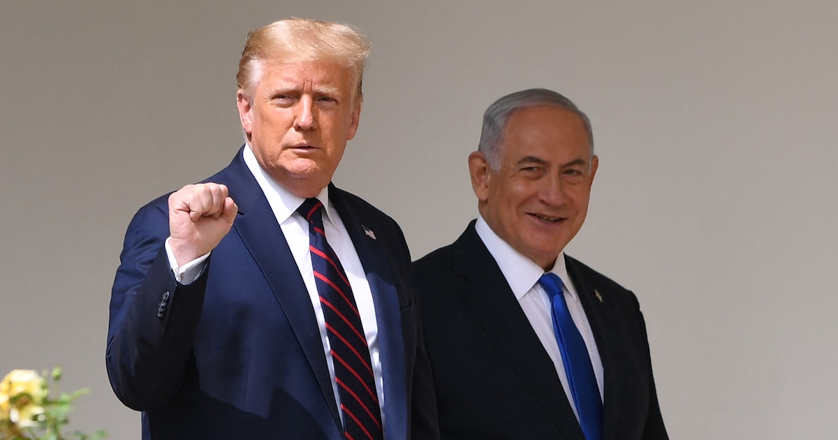 Le président américain Donald Trump arrive avec le Premier ministre israélien Benyamin Netanyahou (à droite), avant que le ministre des Affaires étrangères de Bahreïn Abdullatif al-Zayani et le ministre des Affaires étrangères Abdullah bin Zayed Al-Nahyan ne participent à la signature des accords d'Abraham où les pays de Bahreïn et des Émirats arabes unis reconnaissent Israël, sur la pelouse sud de la Maison Blanche à Washington, DC, le 15 septembre 2020.