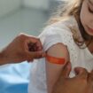 Épidémie de grippe : face à la flambée des cas, faut-il faire vacciner son enfant ou pas ?