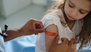 Épidémie de grippe : face à la flambée des cas, faut-il faire vacciner son enfant ou pas ?