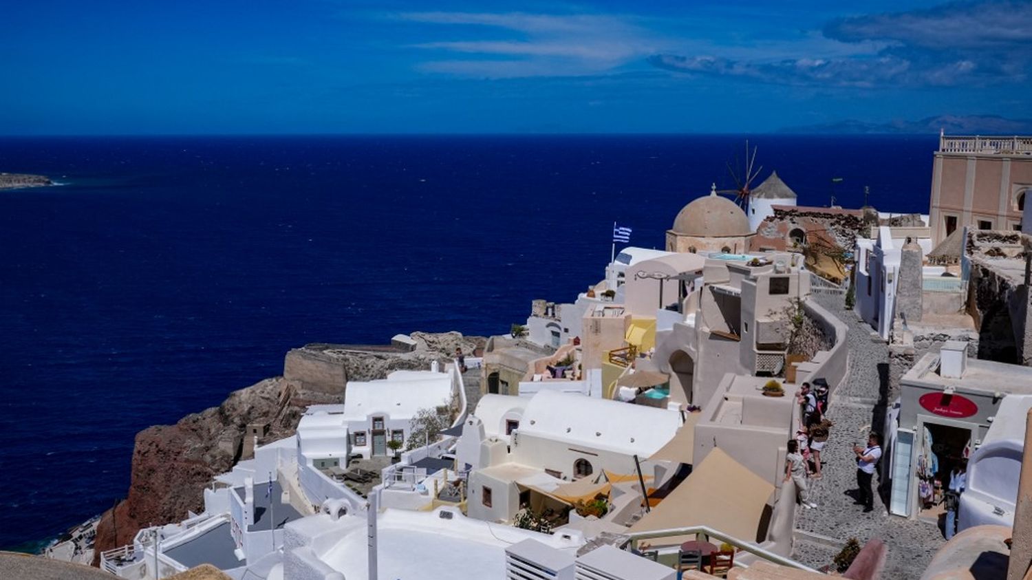 Près de 6 000 personnes quittent l'île grecque de Santorin, après nouveaux séismes