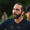 Le président Nayib Bukele s'adresse à des soldats près d'une caserne militaire à la périphérie de San Juan Opico, le 23 novembre 2022 au Salvador