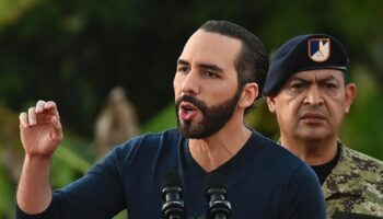 Le président Nayib Bukele s'adresse à des soldats près d'une caserne militaire à la périphérie de San Juan Opico, le 23 novembre 2022 au Salvador