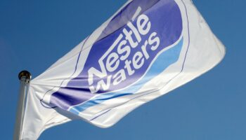 Eaux en bouteille Nestlé : l’Élysée et Matignon pointés du doigt pour avoir cédé au lobbying de l’industriel