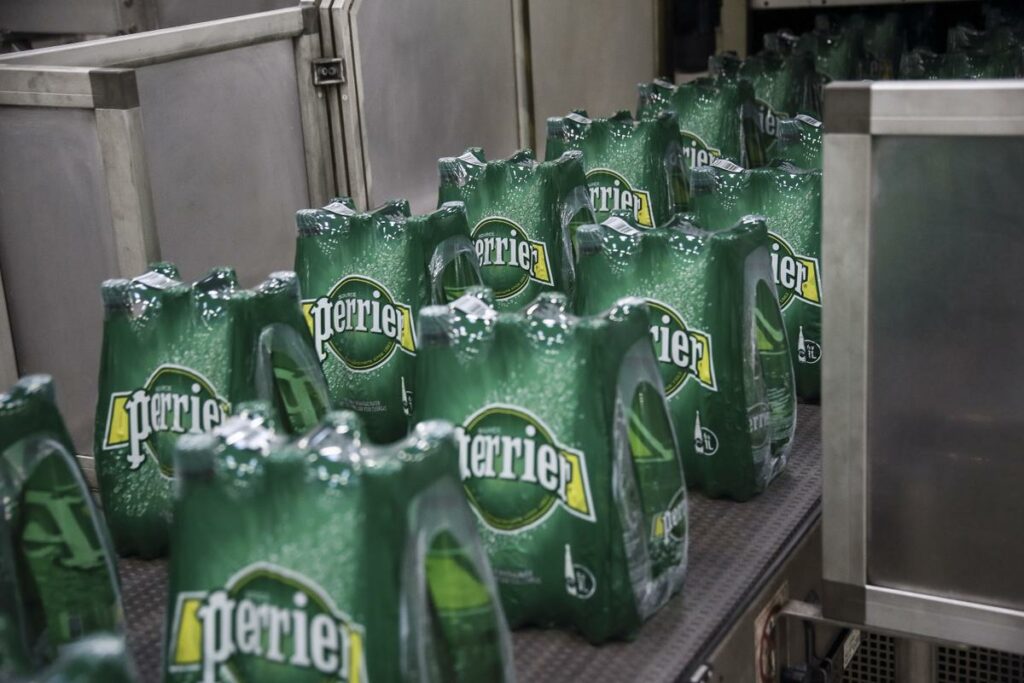 Scandale des eaux en bouteille : l’exécutif a autorisé Nestlé à utiliser des filtres illégaux, selon « Le Monde » et Radio-France