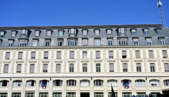 Des policiers attaqués à Paris par un homme porteur d'un large bout de verre