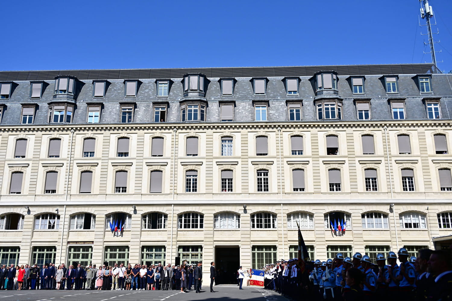 Des policiers attaqués à Paris par un homme porteur d'un large bout de verre