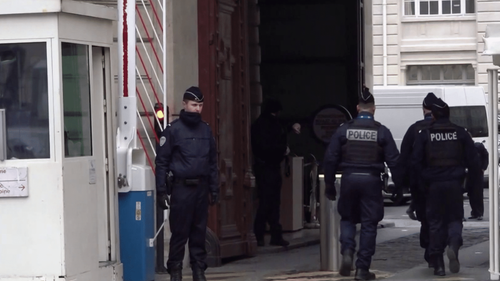 Paris : des policiers visés par une attaque devant la Préfecture de police