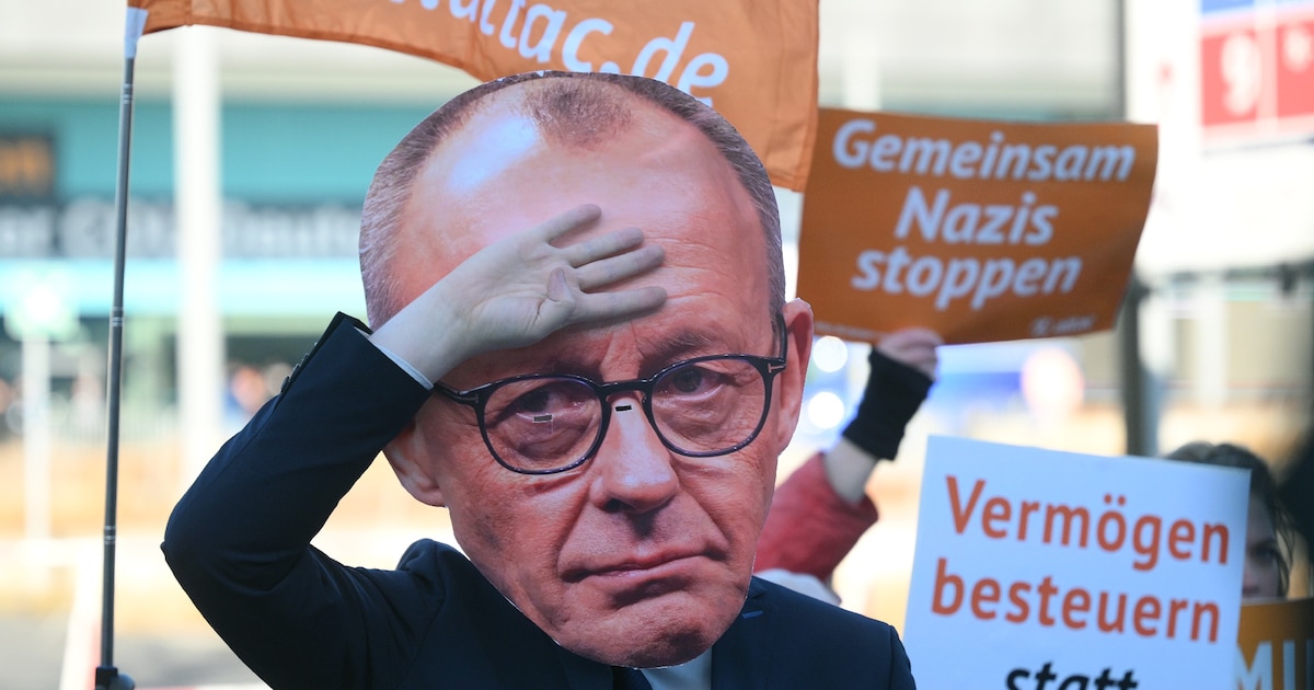 Un militant porte un masque à l'effigie du leader et principal candidat de la CDU, Friedrich Merz, lors d'une manifestation organisée par diverses organisations à Berlin, le 3 février 2025