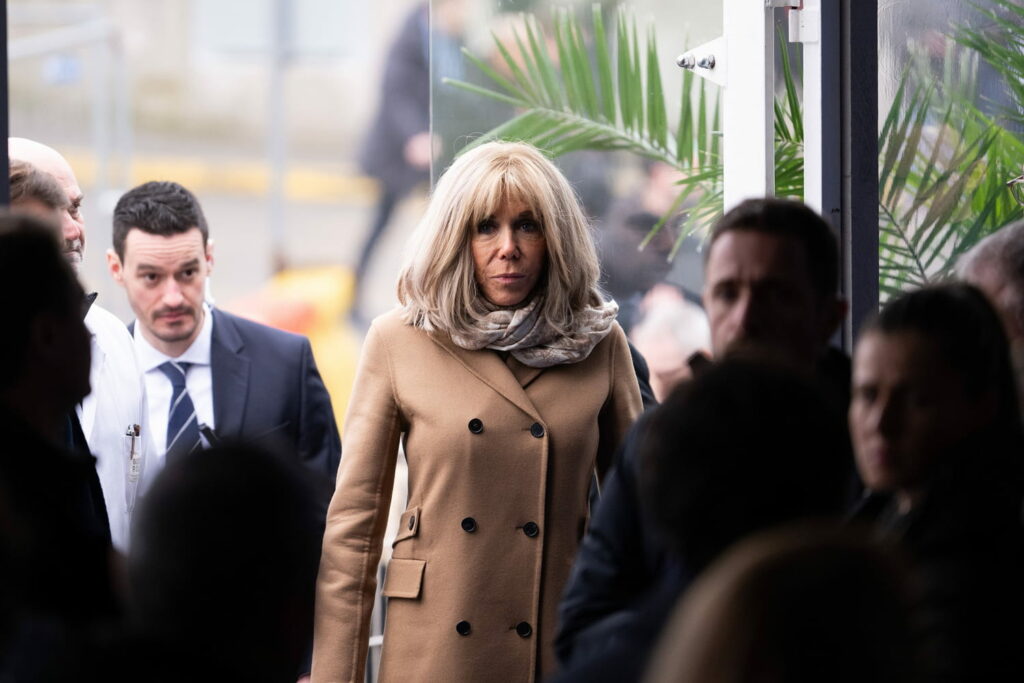 Une vidéo sur Brigitte Macron, multipliant les délires sur son passé, vue des millions de fois