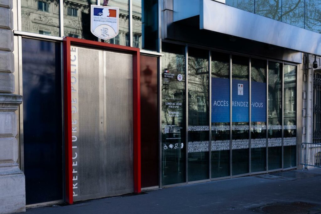 Un homme s’attaque à des policiers devant la préfecture de police de Paris, avant d’être interpellé