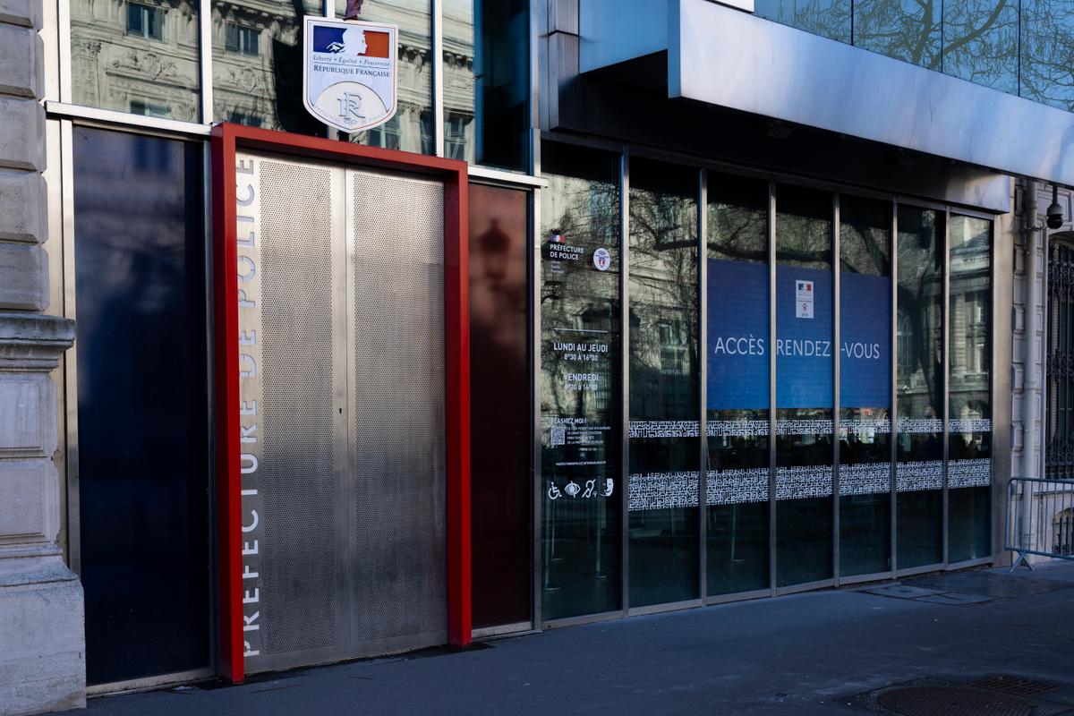 Un homme s’attaque à des policiers devant la préfecture de police de Paris, avant d’être interpellé