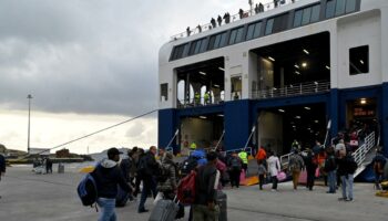 En Grèce, 7000 personnes quittent l’île de Santorin après 180 séismes en trois jours