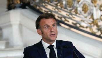 Nestlé mis en cause sur ses eaux en bouteille : Macron dément toute « entente » avec Matignon et l’Élysée