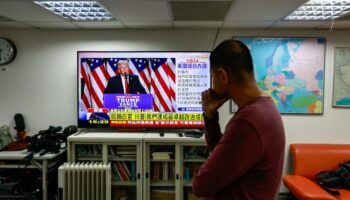 A Taipei, une télévision diffuse le discours de victoire de Donald Trump à l'élection présidentielle américaine, le 6 novembre 2024.