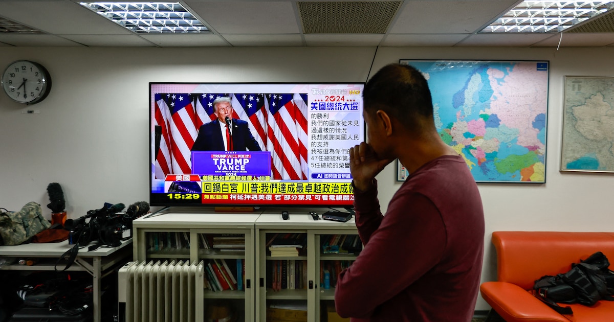 A Taipei, une télévision diffuse le discours de victoire de Donald Trump à l'élection présidentielle américaine, le 6 novembre 2024.