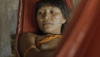 « La Chute du ciel » : un documentaire en immersion avec les indigènes de la tribu Yanomami