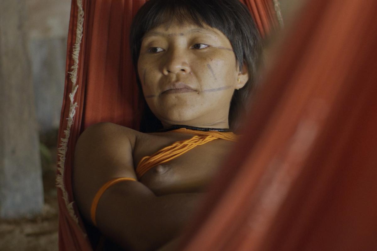 « La Chute du ciel » : un documentaire en immersion avec les indigènes de la tribu Yanomami