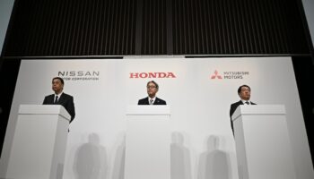 Les patrons de Nissan, Honda et Mitsubishi Motors, lors d'une conférence de presse conjointe à Tokyo, le 23 décembre 2024