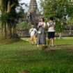 Provoqués par des influenceurs, les singes d’Angkor Vat au Cambodge attaquent les touristes