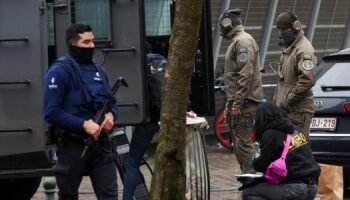 Manhunt after shooting at Brussels underground station