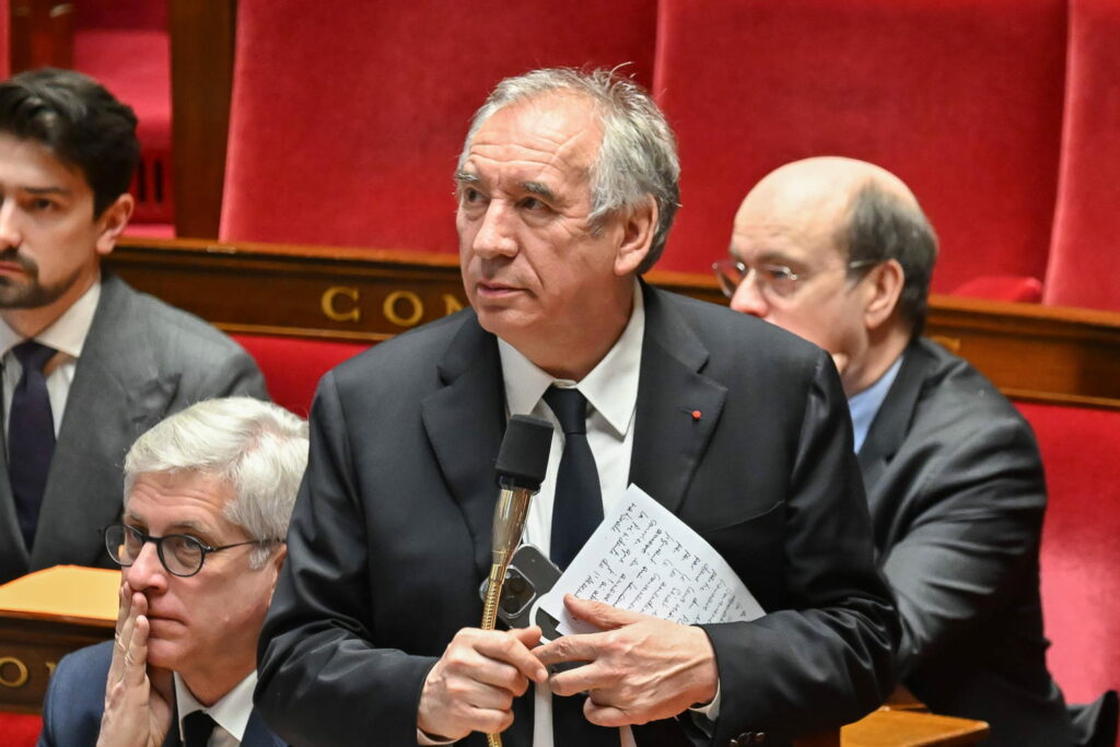 Motion de censure : le PS prévoit de renverser le gouvernement, Bayrou impassible