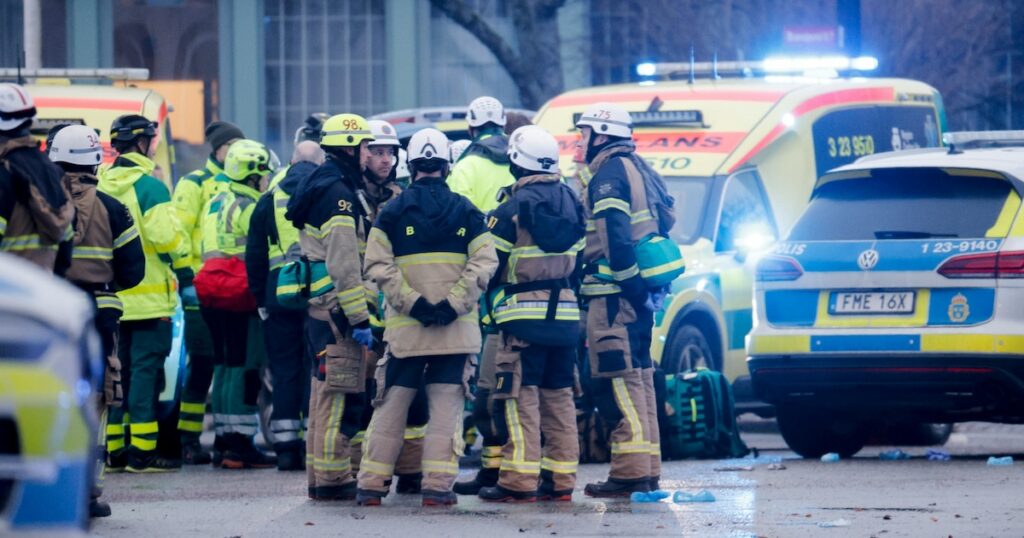 Des équipes de secours sur les lieux d'une fusillade dans un centre d'enseignement pour adultes à Orebro, le 4 février 2025 en Suède