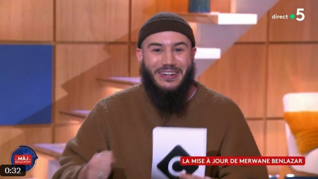 Merwane Benlazar victime d’attaques racistes après sa chronique sur « C à Vous », il reçoit le soutien des humoristes