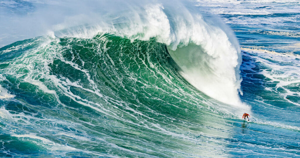 «Nazaré» : un livre photo au plus près du «graal du surf»