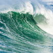 «Nazaré» : un livre photo au plus près du «graal du surf»