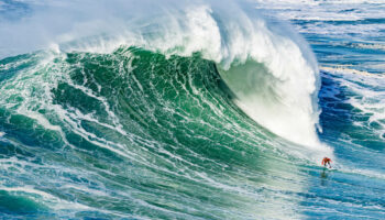 «Nazaré» : un livre photo au plus près du «graal du surf»