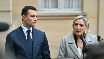 Jordan Bardella et Marine Le Pen à l'issue d'un entretien avec le Premier ministre à Matignon, le 16 décembre 2024