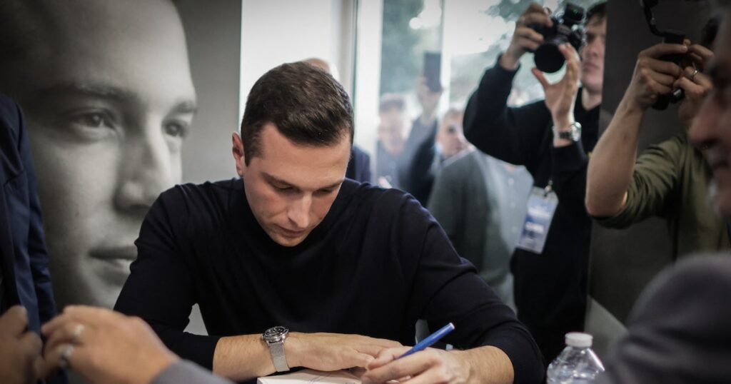 Le président du Rassemblement national Jordan Bardella signe son livre "Ce que je cherche" à Tonneins, dans le Lot-et-Garonne, le 10 novembre 2024