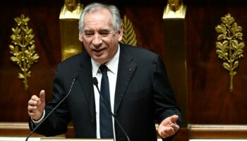 François Bayrou déclenche un nouveau 49.3, après avoir échappé à deux motions de censure