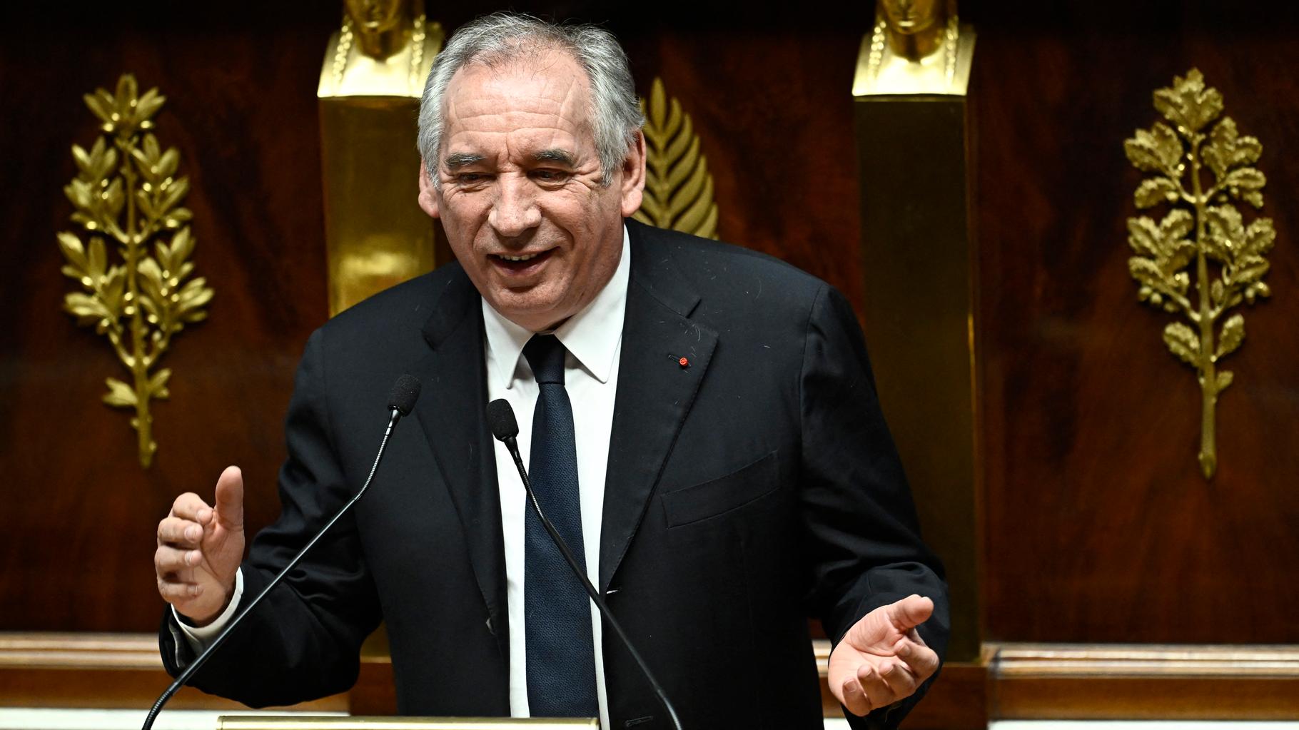 François Bayrou déclenche un nouveau 49.3, après avoir échappé à deux motions de censure