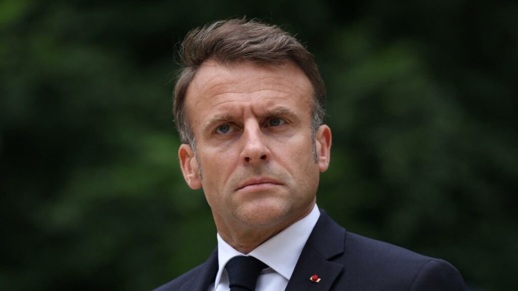 Emmanuel Macron porte plainte après une œuvre exposée en Guadeloupe le représentant décapité