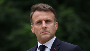 Emmanuel Macron porte plainte après une œuvre exposée en Guadeloupe le représentant décapité