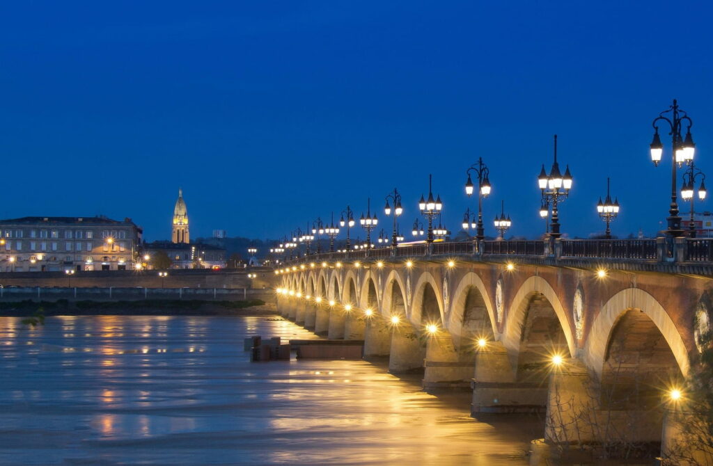 À Bordeaux, la mairie décide d'éclairer la ville une partie de la nuit pour une raison précise