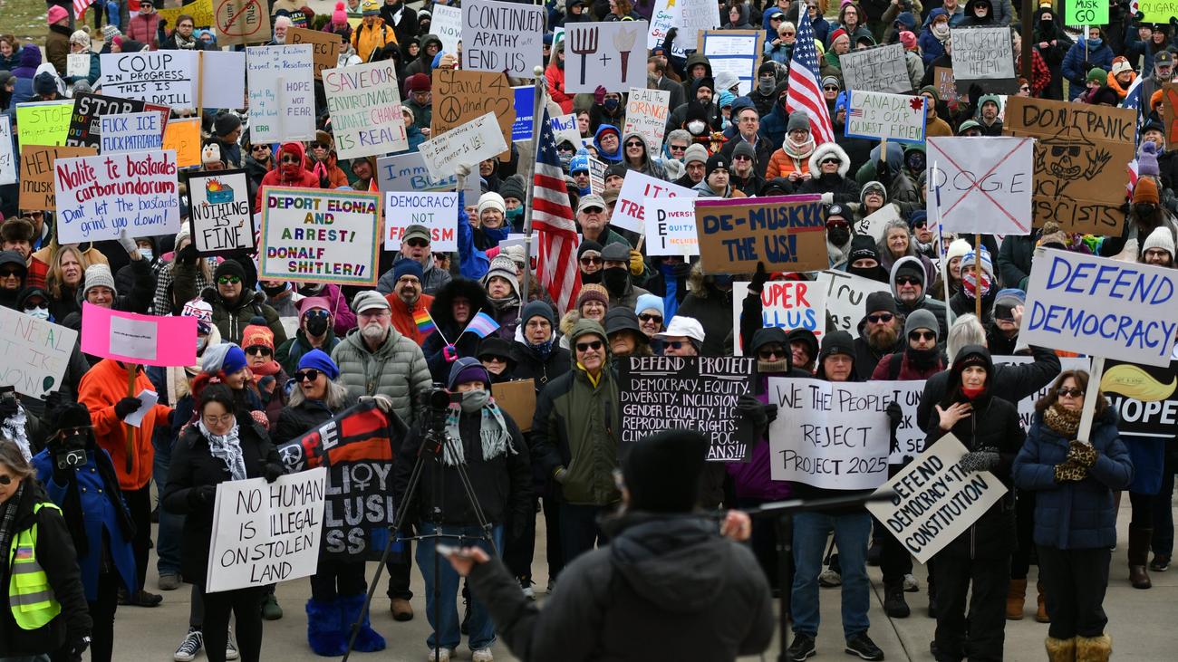 Demonstrationen in den USA: Tausende bei landesweiten Protesten gegen Trump-Regierung