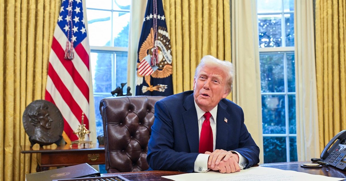 Le président américain Donald Trump s'adresse à la presse avant de signer un décret dans le bureau ovale de la Maison Blanche à Washington, DC, le 30 janvier 2025.