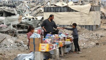 Un épicier derrière son stand, dressé au milieu des ruines de Jabalia, dans le nord de la bande de Gaza, le 5 février 2025