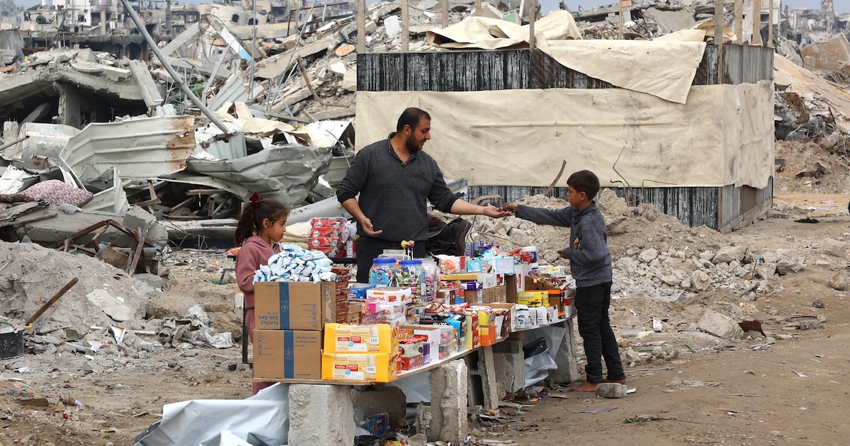 Un épicier derrière son stand, dressé au milieu des ruines de Jabalia, dans le nord de la bande de Gaza, le 5 février 2025