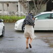 Faut-il marcher ou courir sous la pluie pour ne pas trop se mouiller ? Tout le monde se trompe, mais la science est formelle