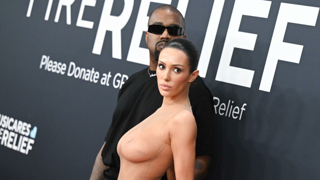 Kanye West nu à côté de Bianca Censori dans un montage inversé, qui illustre bien ce qui nous dérange