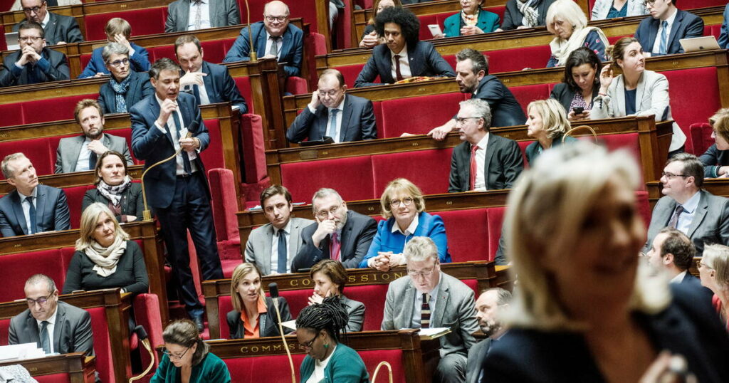 «Un délire qui banalise l’extrême droite» : une affiche insoumise qui figure une alliance entre le PS et le RN provoque l’indignation à gauche