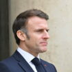 Un tableau le montrant mort indigne Macron, il porte plainte